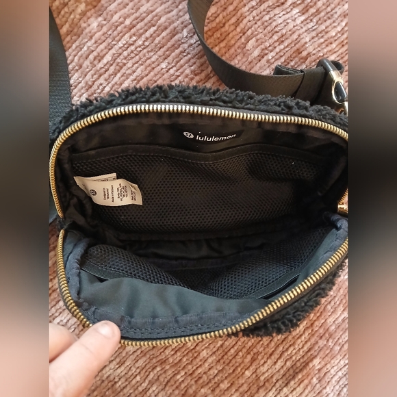 Lululemon Black Fleece Gold Festival Concert Crossbody Fanny Pack Bag Purse GUC - Picture 12 of 14